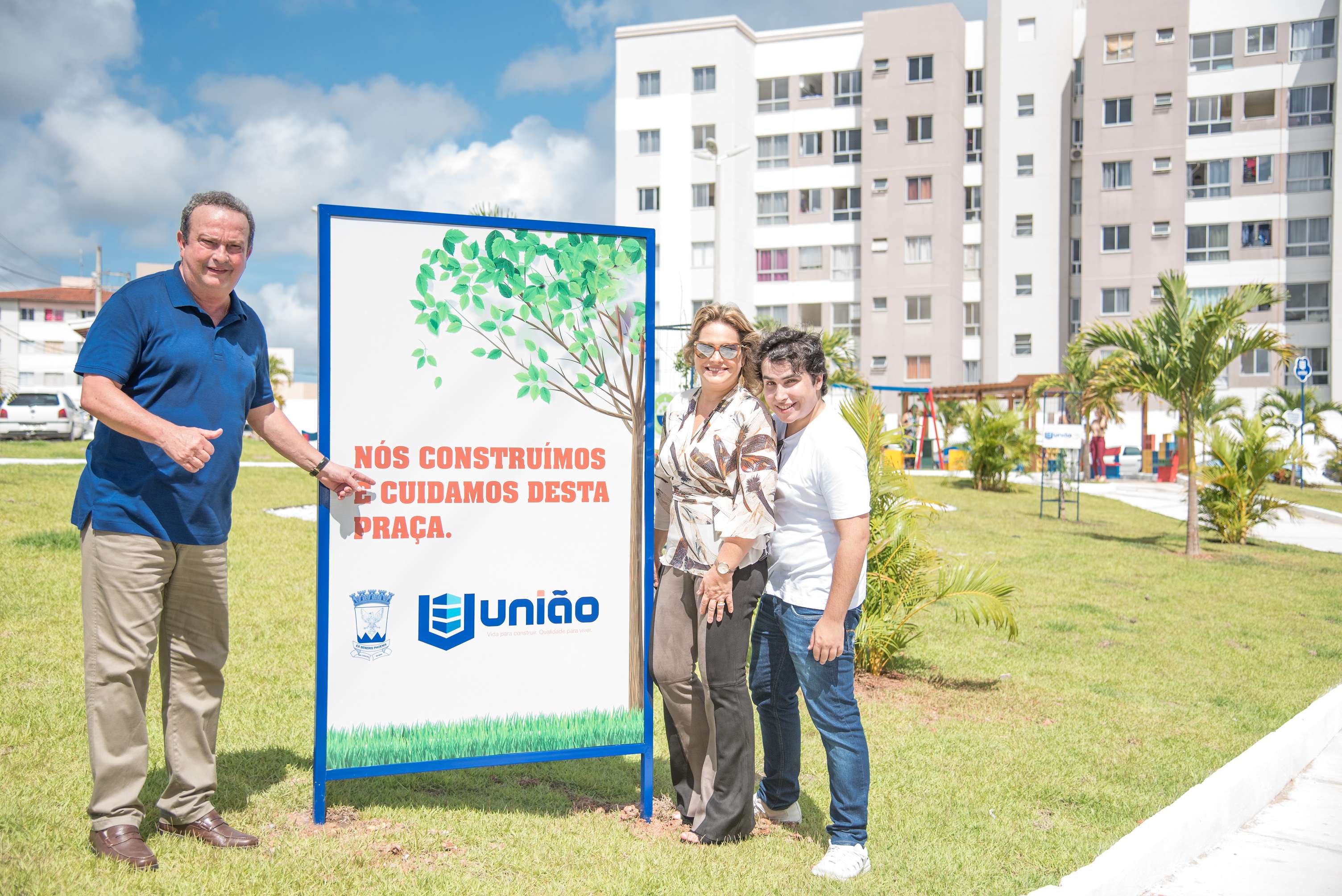 diretor-presidente Julio Cesar Silveira e familia na praça construida e mantida pela UJniao.jpg